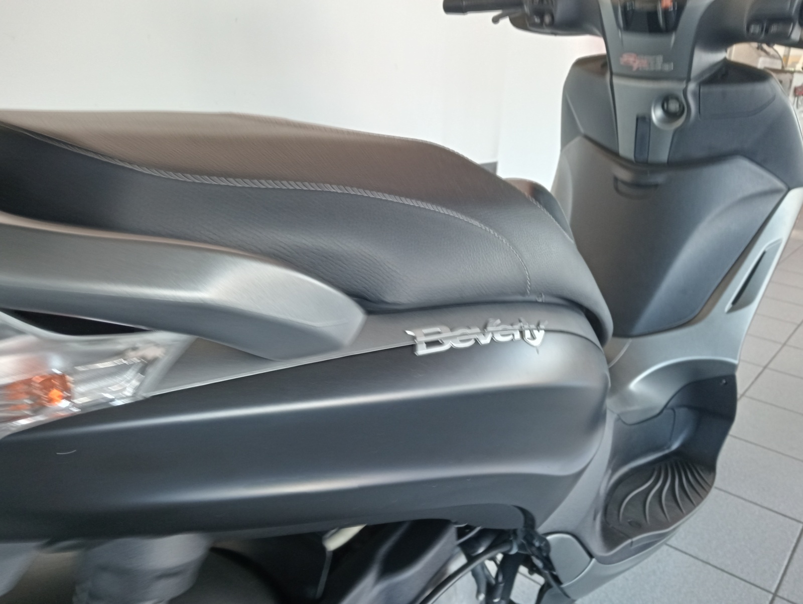 PIAGGIO BEVERLY 300 - immagine 9
